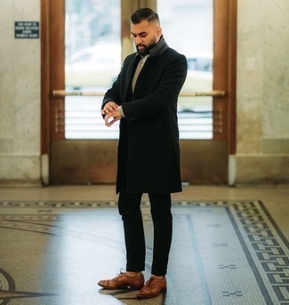 Wie schwarzen Mantel mit schwarzen Anzuges zu kombinieren – 23 Herren Outfits: Kombinieren Sie einen schwarzen Mantel mit einem schwarzen Anzug für einen stilvollen, eleganten Look. Braune Leder Oxford Schuhe sind eine ideale Wahl, um dieses Outfit zu vervollständigen.