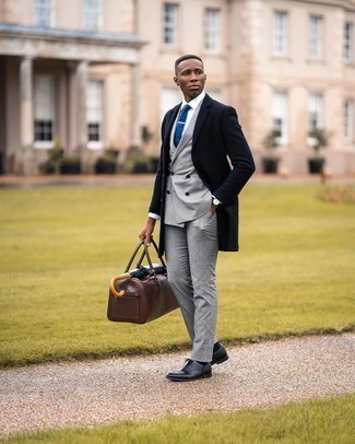 Braune Reisetasche kombinieren – 61 Herren Outfits kalt Wetter: Für ein bequemes Couch-Outfit, kombinieren Sie einen schwarzen Mantel mit einer braunen Reisetasche. Entscheiden Sie sich für schwarzen Leder Oxford Schuhe, um Ihr Modebewusstsein zu zeigen.