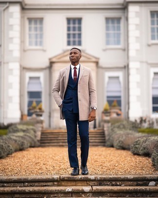 30 Jährige: Schuhe kombinieren – 500+ Elegante Herren Outfits kalt Wetter: Entscheiden Sie sich für einen beigen Mantel und einen dunkelblauen Anzug für einen stilvollen, eleganten Look. Komplettieren Sie Ihr Outfit mit dunkelblauen Leder Oxford Schuhen.
