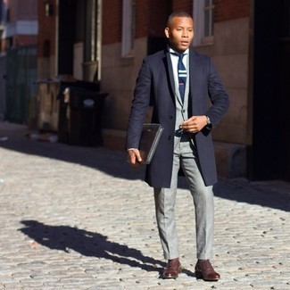 20 Jährige: Welche Mäntel mit dunkelbrauner Oxford Schuhe zu tragen – 4 Herren Outfits: Kombinieren Sie einen Mantel mit einem grauen Anzug, um vor Klasse und Perfektion zu strotzen. Dunkelbraune Oxford Schuhe sind eine gute Wahl, um dieses Outfit zu vervollständigen.