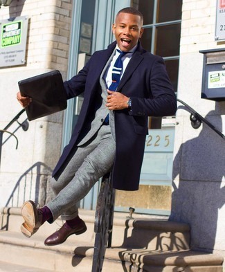20 Jährige: Dunkelblaue und grüne Krawatte kombinieren – 27 Herren Outfits kühl Wetter: Kombinieren Sie einen dunkelblauen Mantel mit einer dunkelblauen und grünen Krawatte für einen stilvollen, eleganten Look. Komplettieren Sie Ihr Outfit mit dunkelroten Leder Oxford Schuhen.