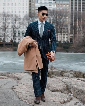 Graue Krawatte kombinieren – 500+ Herren Outfits: Kombinieren Sie einen camel Mantel mit einer grauen Krawatte für eine klassischen und verfeinerte Silhouette. Suchen Sie nach leichtem Schuhwerk? Wählen Sie dunkelbraunen Chelsea Boots aus Wildleder für den Tag.