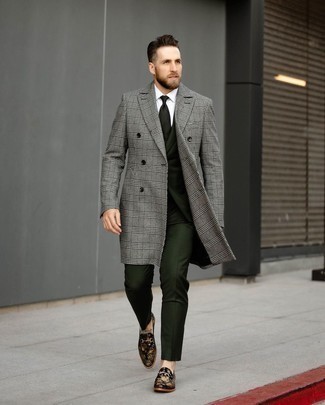 Wie dunkelgrünen Anzug mit schwarzer Samt Slipper mit Blumenmuster zu kombinieren – 1 Herren Outfits: Entscheiden Sie sich für einen dunkelgrünen Anzug und einen grauen Mantel mit Schottenmuster, um vor Klasse und Perfektion zu strotzen. Schwarze Samt Slipper mit Blumenmuster sind eine perfekte Wahl, um dieses Outfit zu vervollständigen.