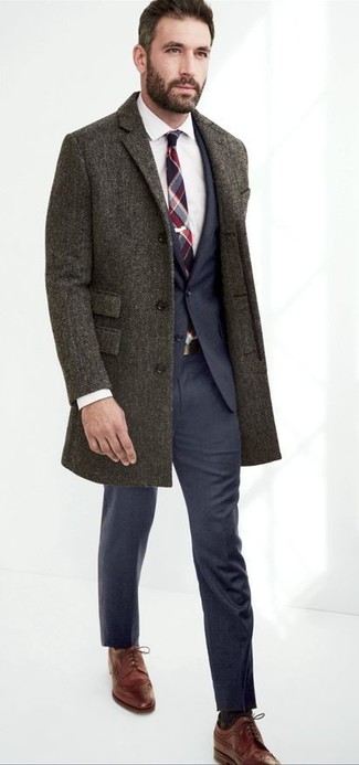 Welche Mäntel mit brauner Brogues zu tragen – 69 Herren Outfits: Entscheiden Sie sich für einen klassischen Stil in einem Mantel und einem dunkelblauen Anzug. Fühlen Sie sich ideenreich? Vervollständigen Sie Ihr Outfit mit braunen Brogues.