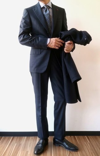 50 Jährige: Schwarze Slipper kombinieren – 71 Herbst Herren Outfits: Entscheiden Sie sich für einen dunkelblauen Mantel mit Hahnentritt-Muster und einen dunkelblauen Anzug für eine klassischen und verfeinerte Silhouette. Schwarze Slipper sind eine kluge Wahl, um dieses Outfit zu vervollständigen. Der Look ist ja mega und passt super zu der Übergangszeit.
