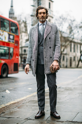 Graue Krawatte kombinieren – 500+ Herren Outfits: Kombinieren Sie einen grauen Mantel mit einer grauen Krawatte für eine klassischen und verfeinerte Silhouette. Fühlen Sie sich mutig? Wählen Sie dunkelbraunen Leder Slipper.