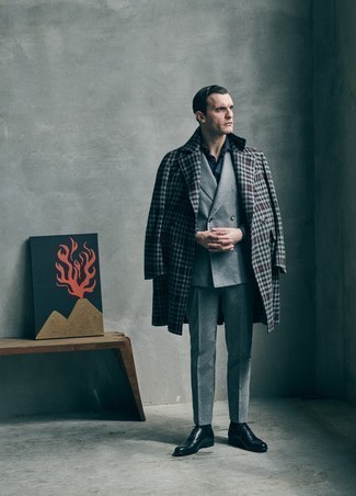 Grauen Wollanzug kombinieren – 411 Herren Outfits: Paaren Sie einen grauen Wollanzug mit einem dunkelblauen Mantel mit Karomuster für einen stilvollen, eleganten Look. Dunkelblaue Leder Oxford Schuhe fügen sich nahtlos in einer Vielzahl von Outfits ein.