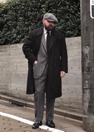 Grauen Wollanzug kombinieren – 79 Herren Outfits kalt Wetter: Tragen Sie einen grauen Wollanzug und einen schwarzen Mantel, um vor Klasse und Perfektion zu strotzen. Suchen Sie nach leichtem Schuhwerk? Vervollständigen Sie Ihr Outfit mit schwarzen Leder Slippern mit Quasten für den Tag.