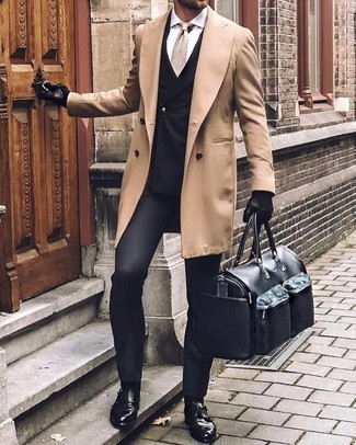 Schwarze Lederhandschuhe kombinieren – 399 Herren Outfits: Vereinigen Sie einen camel Mantel mit schwarzen Lederhandschuhen für einen entspannten Wochenend-Look. Schalten Sie Ihren Kleidungsbestienmodus an und machen schwarzen Doppelmonks aus Leder zu Ihrer Schuhwerkwahl.