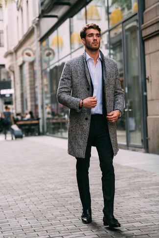 Doppelmonks aus Leder kombinieren – 147 Elegante Herren Outfits kühl Wetter: Kombinieren Sie einen grauen Mantel mit Fischgrätenmuster mit einem schwarzen Anzug für eine klassischen und verfeinerte Silhouette. Doppelmonks aus Leder sind eine kluge Wahl, um dieses Outfit zu vervollständigen.