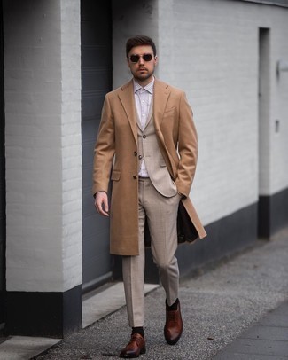 Braune Leder Derby Schuhe kombinieren – 206 Herren Outfits kühl Wetter: Kombinieren Sie einen camel Mantel mit einem hellbeige Anzug für einen stilvollen, eleganten Look. Braune Leder Derby Schuhe liefern einen wunderschönen Kontrast zu dem Rest des Looks.