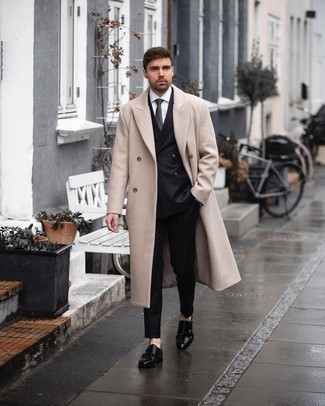 Doppelmonks aus Leder kombinieren – 147 Elegante Herren Outfits kühl Wetter: Kombinieren Sie einen beigen Mantel mit einem schwarzen Anzug für einen stilvollen, eleganten Look. Fühlen Sie sich ideenreich? Ergänzen Sie Ihr Outfit mit Doppelmonks aus Leder.
