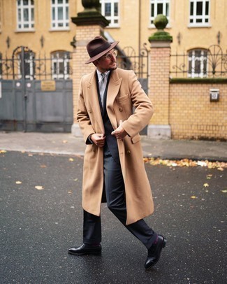 Schwarze Leder Oxford Schuhe kombinieren – 500+ Herren Outfits: Kombinieren Sie einen camel Mantel mit einem dunkelgrauen Anzug, um vor Klasse und Perfektion zu strotzen. Dieses Outfit passt hervorragend zusammen mit schwarzen Leder Oxford Schuhen.