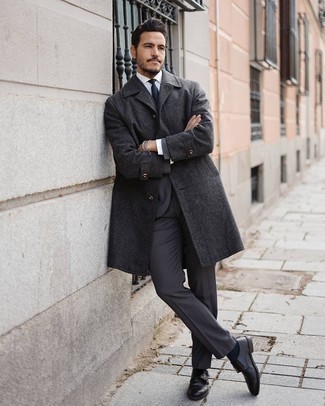Elegante kühl Wetter Outfits Herren 2024: Kombinieren Sie einen dunkelgrauen Mantel mit einem dunkelgrauen Anzug, um vor Klasse und Perfektion zu strotzen. Machen Sie diese Aufmachung leger mit schwarzen Doppelmonks aus Leder.