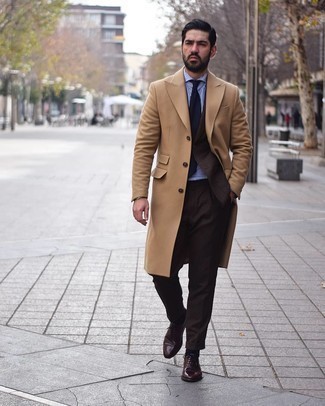 Elegante kühl Wetter Outfits Herren 2024: Kombinieren Sie einen camel Mantel mit einem dunkelbraunen Anzug, um vor Klasse und Perfektion zu strotzen. Vervollständigen Sie Ihr Look mit dunkelbraunen Leder Oxford Schuhen.