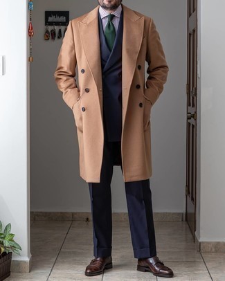 Beigen Mantel kombinieren – 205 Elegante Herbst Herren Outfits: Machen Sie sich mit einem beigen Mantel und einem dunkelblauen Anzug einen verfeinerten, eleganten Stil zu Nutze. Suchen Sie nach leichtem Schuhwerk? Vervollständigen Sie Ihr Outfit mit dunkelbraunen Doppelmonks aus Leder für den Tag. Ein stylischer Übergangs-Look.
