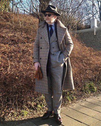 Grauen Anzug mit Schottenmuster kombinieren – 368 Herren Outfits: Vereinigen Sie einen grauen Anzug mit Schottenmuster mit einem mehrfarbigen Mantel mit Hahnentritt-Muster für einen stilvollen, eleganten Look. Braune Leder Slipper mit Quasten fügen sich nahtlos in einer Vielzahl von Outfits ein.