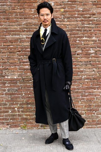 Mehrfarbigen Seideschal kombinieren – 34 Herren Outfits: Kombinieren Sie einen dunkelblauen Mantel mit einem mehrfarbigen Seideschal für einen entspannten Wochenend-Look. Fühlen Sie sich mutig? Vervollständigen Sie Ihr Outfit mit schwarzen Monks aus Wildleder.