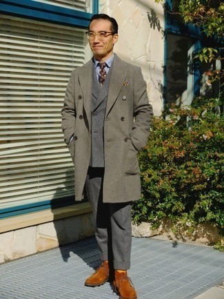 30 Jährige: Chukka-Stiefel aus Wildleder kombinieren – 20 Elegante Herren Outfits kalt Wetter: Kombinieren Sie einen grauen Mantel mit einem grauen Anzug für einen stilvollen, eleganten Look. Wenn Sie nicht durch und durch formal auftreten möchten, wählen Sie Chukka-Stiefel aus Wildleder.