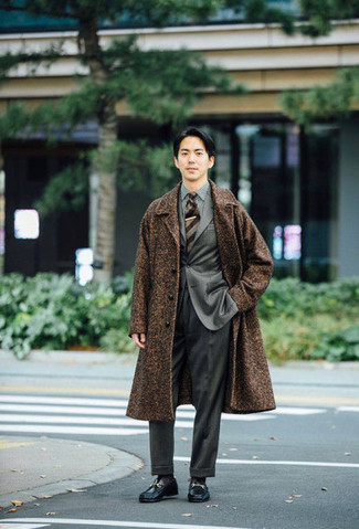 Dunkelblaue Business Schuhe kombinieren – 39 Elegante Herren Outfits kalt Wetter: Kombinieren Sie einen braunen Mantel mit einem dunkelgrauen Anzug für einen stilvollen, eleganten Look. Dunkelblaue Business Schuhe sind eine großartige Wahl, um dieses Outfit zu vervollständigen.