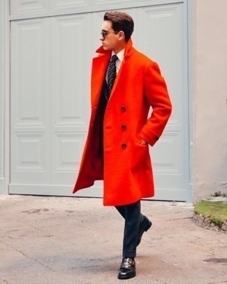 30 Jährige: Slipper kombinieren – 500+ Herren Outfits kalt Wetter: Tragen Sie einen roten Mantel und einen dunkelblauen Anzug, um vor Klasse und Perfektion zu strotzen. Suchen Sie nach leichtem Schuhwerk? Ergänzen Sie Ihr Outfit mit Slippern für den Tag.