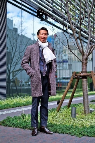 Braune Socken kombinieren – 188 Herren Outfits kalt Wetter: Vereinigen Sie einen dunkelroten Mantel mit braunen Socken für einen entspannten Wochenend-Look. Wählen Sie dunkelbraunen Leder Oxford Schuhe, um Ihr Modebewusstsein zu zeigen.