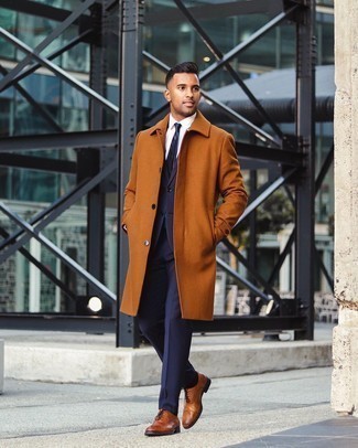 Dunkelblaue Seidekrawatte kombinieren – 76 Herren Outfits: Kombinieren Sie einen rotbraunen Mantel mit einer dunkelblauen Seidekrawatte für eine klassischen und verfeinerte Silhouette. Rotbraune Leder Oxford Schuhe sind eine gute Wahl, um dieses Outfit zu vervollständigen.