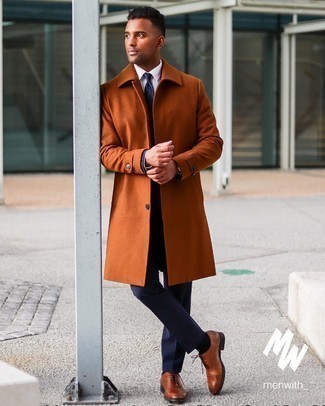 Elegante kühl Wetter Outfits Herren 2024: Vereinigen Sie einen rotbraunen Mantel mit einem dunkelblauen Anzug für eine klassischen und verfeinerte Silhouette. Vervollständigen Sie Ihr Look mit braunen Leder Oxford Schuhen.