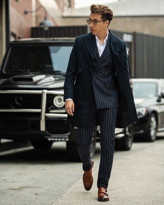 Dunkelblauen Wollanzug kombinieren – 88 Herren Outfits: Erwägen Sie das Tragen von einem dunkelblauen Wollanzug und einem dunkelblauen vertikal gestreiften Mantel für eine klassischen und verfeinerte Silhouette. Dieses Outfit passt hervorragend zusammen mit braunen Doppelmonks aus Leder.