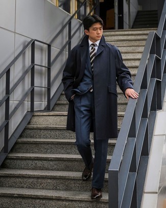 dunkelblauer Mantel, dunkelblauer vertikal gestreifter Anzug, weißes Businesshemd, dunkelbraune Leder Oxford Schuhe für Herren