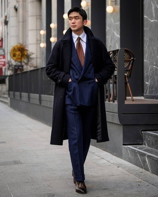 30 Jährige: Braune Leder Oxford Schuhe kombinieren – 105 Herren Outfits kalt Wetter: Paaren Sie einen schwarzen Mantel mit einem dunkelblauen vertikal gestreiften Anzug für einen stilvollen, eleganten Look. Braune Leder Oxford Schuhe sind eine ideale Wahl, um dieses Outfit zu vervollständigen.