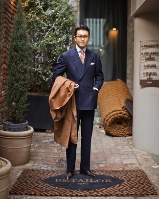 Wie Mantel mit Anzuges zu kombinieren – 500+ Elegante Herren Outfits: Kombinieren Sie einen Mantel mit einem Anzug für eine klassischen und verfeinerte Silhouette. Wenn Sie nicht durch und durch formal auftreten möchten, ergänzen Sie Ihr Outfit mit dunkelbraunen Leder Slippern.