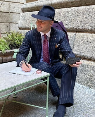 Violetten Mantel kombinieren – 20 Herren Outfits: Entscheiden Sie sich für einen violetten Mantel und einen dunkelblauen vertikal gestreiften Anzug für einen stilvollen, eleganten Look. Schwarze Leder Slipper sind eine ideale Wahl, um dieses Outfit zu vervollständigen.