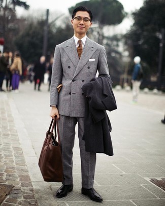 Lila Leder Oxford Schuhe kombinieren – 22 Herren Outfits: Tragen Sie einen dunkelgrauen Mantel und einen grauen Wollanzug mit Schottenmuster für eine klassischen und verfeinerte Silhouette. Lila Leder Oxford Schuhe sind eine perfekte Wahl, um dieses Outfit zu vervollständigen.