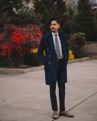 Braune Doppelmonks aus Wildleder kombinieren – 240 Herren Outfits: Kombinieren Sie einen dunkelblauen Mantel mit einem schwarzen Anzug mit Karomuster für einen stilvollen, eleganten Look. Braune Doppelmonks aus Wildleder sind eine perfekte Wahl, um dieses Outfit zu vervollständigen.