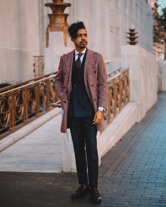 30 Jährige: Dunkeltürkise bedruckte Krawatte kombinieren – 157 Herren Outfits: Tragen Sie einen dunkelroten Mantel mit Fischgrätenmuster und eine dunkeltürkise bedruckte Krawatte für eine klassischen und verfeinerte Silhouette. Dunkelrote Doppelmonks aus Leder sind eine perfekte Wahl, um dieses Outfit zu vervollständigen.