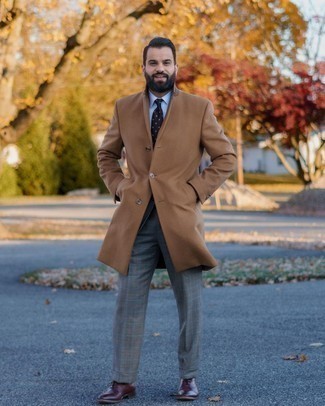 Dunkelbraune gepunktete Krawatte kombinieren – 21 Herren Outfits kalt Wetter: Erwägen Sie das Tragen von einem camel Mantel und einer dunkelbraunen gepunkteten Krawatte für einen stilvollen, eleganten Look. Dieses Outfit passt hervorragend zusammen mit dunkelroten Leder Oxford Schuhen.