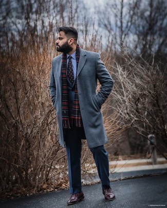 Dunkelbraune gepunktete Krawatte kombinieren – 21 Herren Outfits kalt Wetter: Erwägen Sie das Tragen von einem grauen Mantel und einer dunkelbraunen gepunkteten Krawatte für eine klassischen und verfeinerte Silhouette. Ergänzen Sie Ihr Look mit dunkelbraunen Leder Oxford Schuhen.