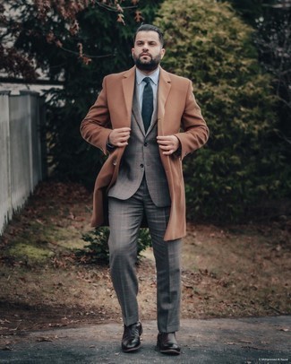 Elegante kalt Wetter Outfits Herren 2024: Kombinieren Sie einen rotbraunen Mantel mit einem grauen Wollanzug mit Schottenmuster für eine klassischen und verfeinerte Silhouette. Suchen Sie nach leichtem Schuhwerk? Komplettieren Sie Ihr Outfit mit dunkelbraunen Chelsea Boots aus Leder für den Tag.