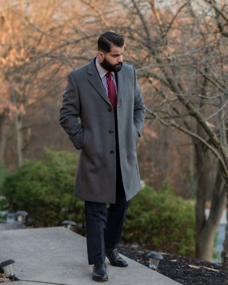 Dunkelrote Krawatte kombinieren – 500+ Herren Outfits: Tragen Sie einen grauen Mantel und eine dunkelrote Krawatte für eine klassischen und verfeinerte Silhouette. Ergänzen Sie Ihr Look mit schwarzen Leder Oxford Schuhen.