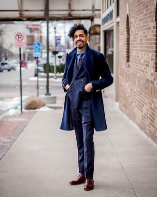 Dunkelrote Leder Oxford Schuhe kombinieren – 222 Herren Outfits: Tragen Sie einen dunkelblauen Mantel und einen dunkelblauen Anzug mit Schottenmuster für einen stilvollen, eleganten Look. Dunkelrote Leder Oxford Schuhe fügen sich nahtlos in einer Vielzahl von Outfits ein.