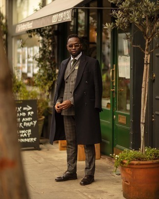 Braunen Anzug mit Schottenmuster kombinieren – 14 Herren Outfits kühl Wetter: Vereinigen Sie einen braunen Anzug mit Schottenmuster mit einem schwarzen Mantel für eine klassischen und verfeinerte Silhouette. Ergänzen Sie Ihr Look mit dunkelbraunen Leder Oxford Schuhen.