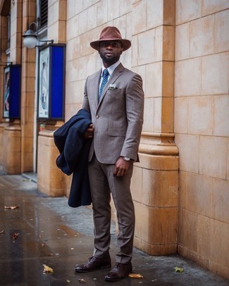 Mehrfarbiges bedrucktes Einstecktuch kombinieren – 199 Herren Outfits: Halten Sie Ihr Outfit locker mit einem dunkelblauen Mantel und einem mehrfarbigen bedruckten Einstecktuch. Machen Sie Ihr Outfit mit dunkelbraunen Leder Oxford Schuhen eleganter.