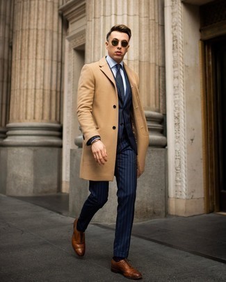 Camel Mantel kombinieren – 500+ Herren Outfits kühl Wetter: Kombinieren Sie einen camel Mantel mit einem dunkelblauen vertikal gestreiften Anzug für eine klassischen und verfeinerte Silhouette. Vervollständigen Sie Ihr Look mit braunen Leder Oxford Schuhen.