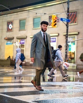 Elegante kühl Wetter Outfits Herren 2024: Tragen Sie einen grauen Mantel und einen olivgrünen Anzug mit Karomuster, um vor Klasse und Perfektion zu strotzen. Braune Doppelmonks aus Leder sind eine gute Wahl, um dieses Outfit zu vervollständigen.
