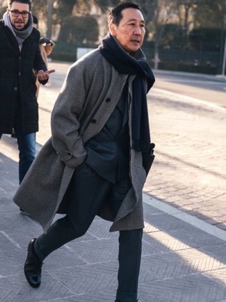 grauer Mantel mit Karomuster, dunkelblauer Wollanzug, schwarze Leder Derby Schuhe, dunkelblauer Schal für Herren