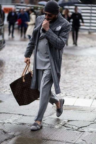 Dunkelgraue Doppelmonks kombinieren – 23 Herren Outfits: Kombinieren Sie einen grauen vertikal gestreiften Mantel mit einem grauen vertikal gestreiften Anzug für einen stilvollen, eleganten Look. Dunkelgraue Doppelmonks sind eine ideale Wahl, um dieses Outfit zu vervollständigen.
