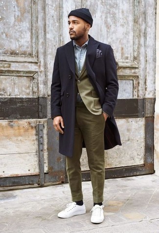 Dunkeltürkisen Anzug kombinieren – 97 Smart-Casual Herren Outfits: Tragen Sie einen dunkeltürkisen Anzug und einen dunkelblauen Mantel für einen stilvollen, eleganten Look. Suchen Sie nach leichtem Schuhwerk? Komplettieren Sie Ihr Outfit mit weißen Segeltuch niedrigen Sneakers für den Tag.