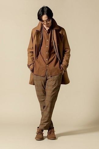 Braunen Anzug mit Schottenmuster kombinieren – 13 Herren Outfits kalt Wetter: Kombinieren Sie einen braunen Anzug mit Schottenmuster mit einem braunen Mantel für einen stilvollen, eleganten Look. Fühlen Sie sich ideenreich? Wählen Sie braunen Chukka-Stiefel aus Wildleder.