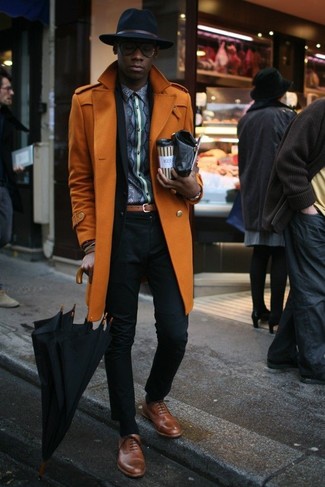 Braune Leder Oxford Schuhe kombinieren – 500+ Herren Outfits: Kombinieren Sie einen orange Mantel mit einem schwarzen Anzug, um vor Klasse und Perfektion zu strotzen. Dieses Outfit passt hervorragend zusammen mit braunen Leder Oxford Schuhen.